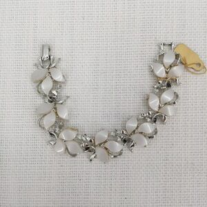 Vintage Fashion Silvertone and white Lucite flowers bracelet 7" 1960s style